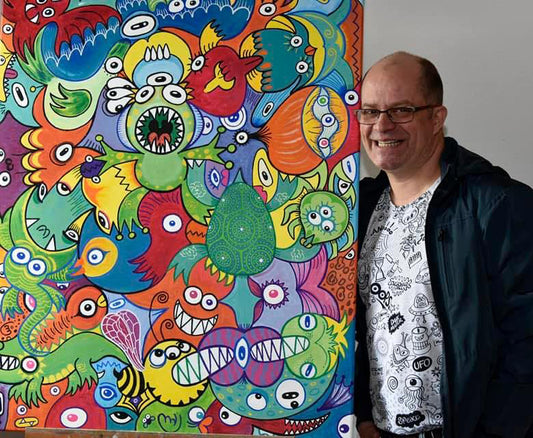 Ronald Reichmann presenting his painting "Doodlelicious"
