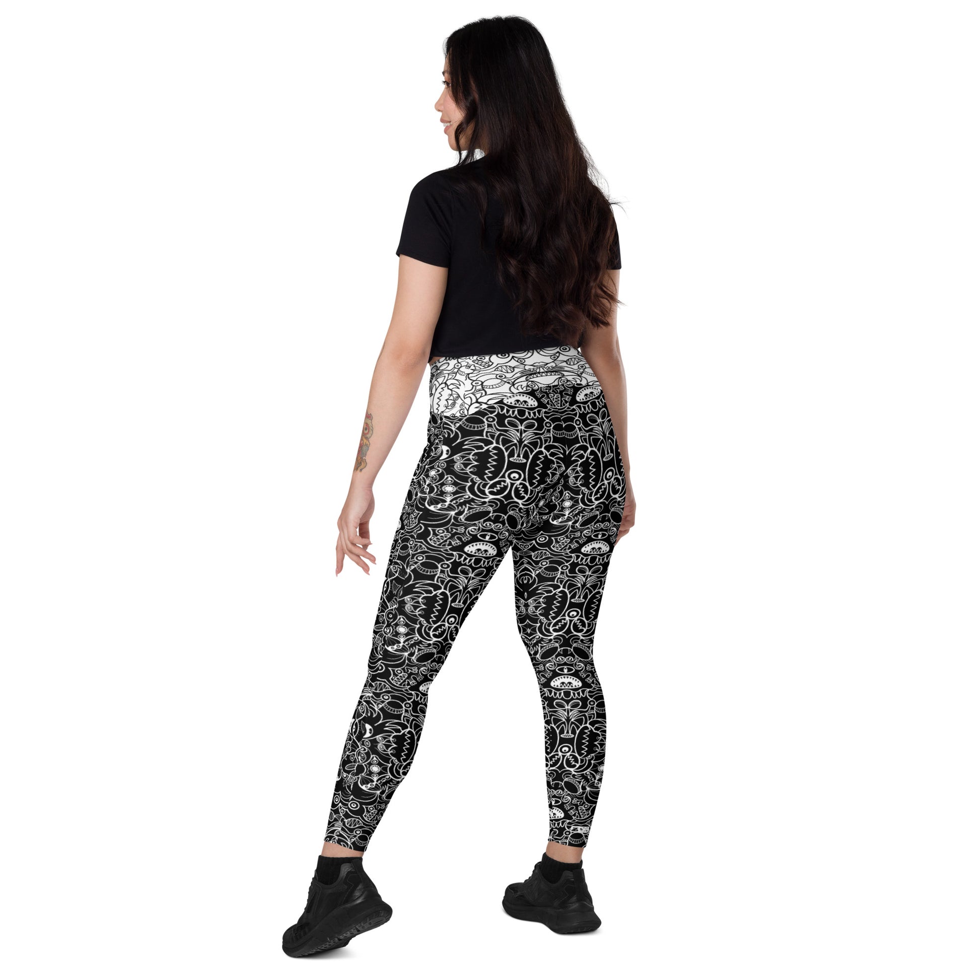 The powerful dark side of the Doodle world Crossover leggings with pockets. Back view
