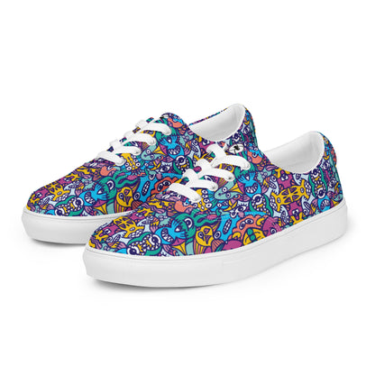 Whimsical design featuring multicolor critters from another world Men’s lace-up canvas shoes
