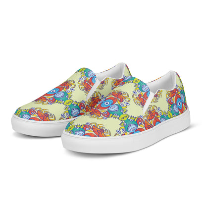 Crabs, octopuses and fish from a tropical sunny beach Men’s slip-on canvas shoes. Overview
