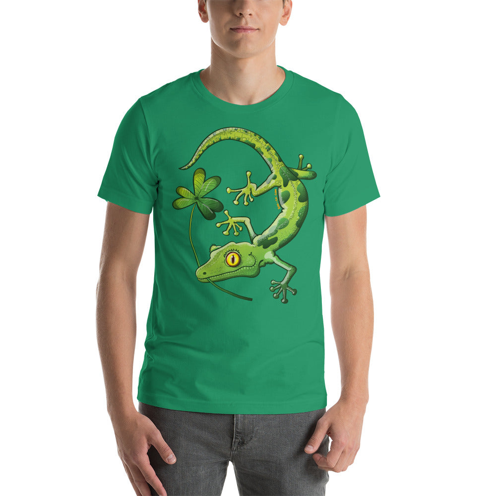 Saint Patrick’s Day Gecko holding a shamrock Short-Sleeve Unisex T-Shirt. Man pic. Kelly green. Front view