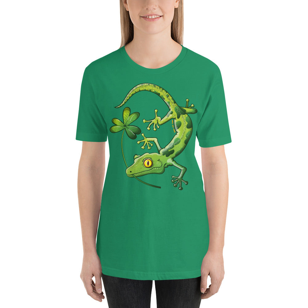 Saint Patrick’s Day Gecko holding a shamrock Short-Sleeve Unisex T-Shirt. Woman pic. Kelly green. Front view