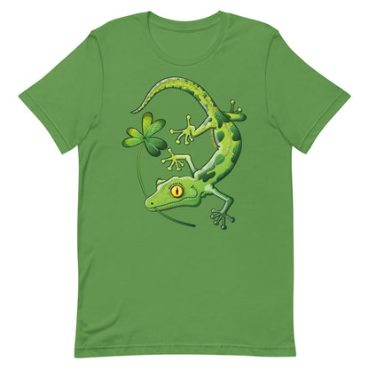 Saint Patrick’s Day Gecko holding a shamrock Short-Sleeve Unisex T-Shirt. Leaf green. Front view